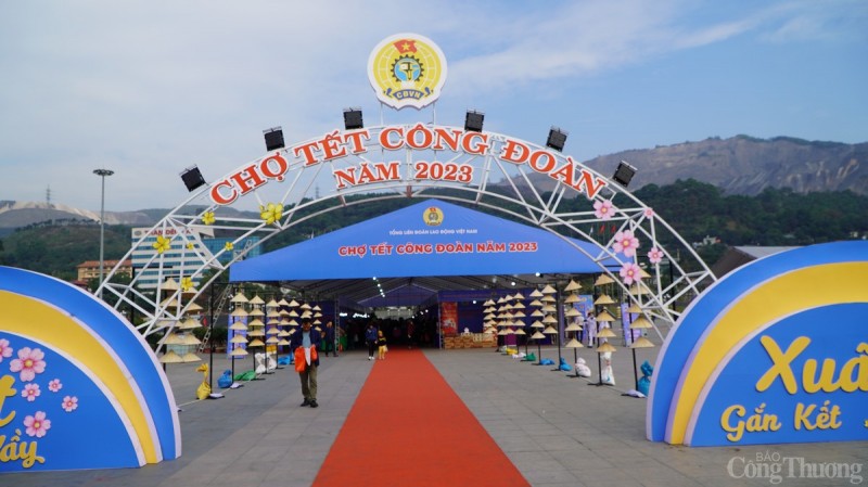 Rộn ràng chợ tết Công đoàn nơi đất mỏ Quảng Ninh Rộn ràng chợ Tết Công đoàn nơi đất mỏ Quảng Ninh