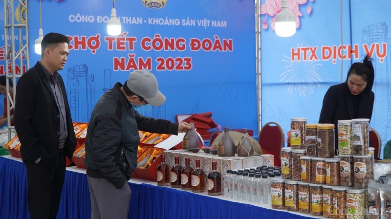 Rộn ràng chợ tết Công đoàn nơi đất mỏ Quảng Ninh Rộn ràng chợ Tết Công đoàn nơi đất mỏ Quảng Ninh