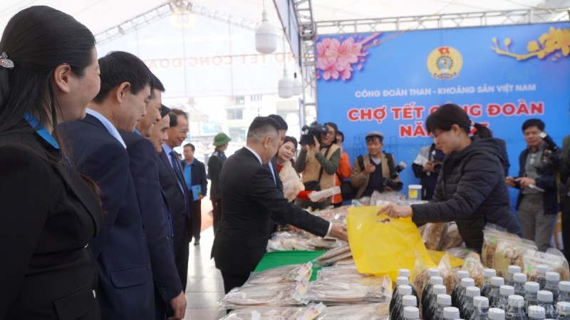 Rộn ràng chợ tết Công đoàn nơi đất mỏ Quảng Ninh Rộn ràng chợ Tết Công đoàn nơi đất mỏ Quảng Ninh