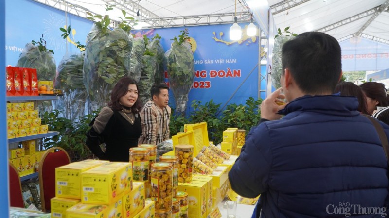 Rộn ràng chợ tết Công đoàn nơi đất mỏ Quảng Ninh Rộn ràng chợ Tết Công đoàn nơi đất mỏ Quảng Ninh