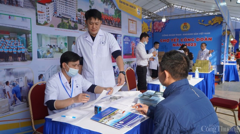 Rộn ràng chợ tết Công đoàn nơi đất mỏ Quảng Ninh Rộn ràng chợ Tết Công đoàn nơi đất mỏ Quảng Ninh