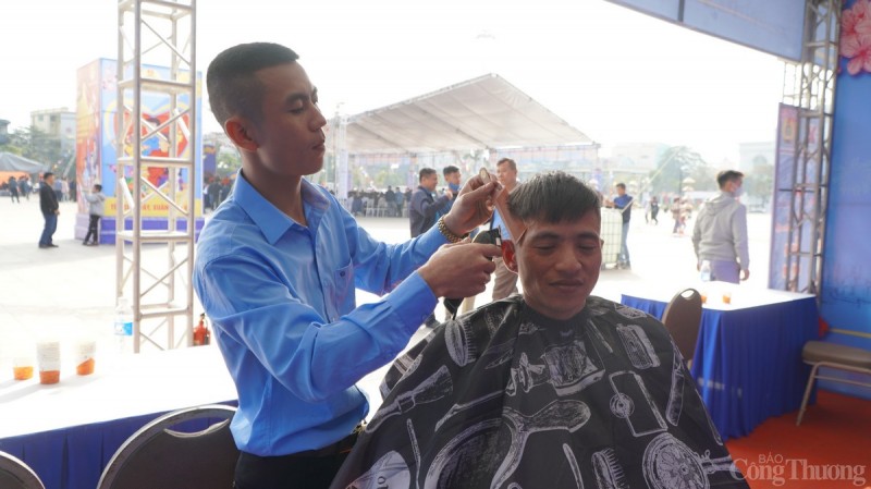 Rộn ràng chợ tết Công đoàn nơi đất mỏ Quảng Ninh Rộn ràng chợ Tết Công đoàn nơi đất mỏ Quảng Ninh