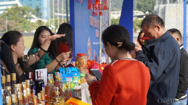 Rộn ràng chợ tết Công đoàn nơi đất mỏ Quảng Ninh Rộn ràng chợ Tết Công đoàn nơi đất mỏ Quảng Ninh