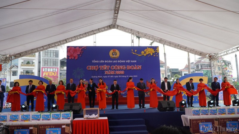 Rộn ràng chợ tết Công đoàn nơi đất mỏ Quảng Ninh Rộn ràng chợ Tết Công đoàn nơi đất mỏ Quảng Ninh