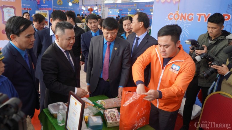 Rộn ràng chợ tết Công đoàn nơi đất mỏ Quảng Ninh Rộn ràng chợ Tết Công đoàn nơi đất mỏ Quảng Ninh