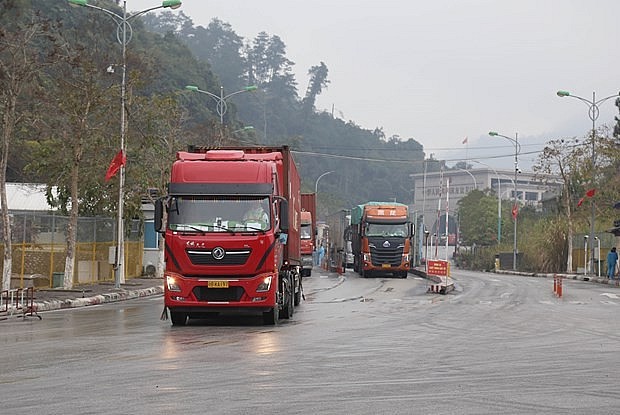 Phương tiện nhập cảnh vào Việt Nam qua cửa khẩu Quốc tế Hữu Nghị (Lạng Sơn) tuân thủ mọi quy định về kiểm dịch