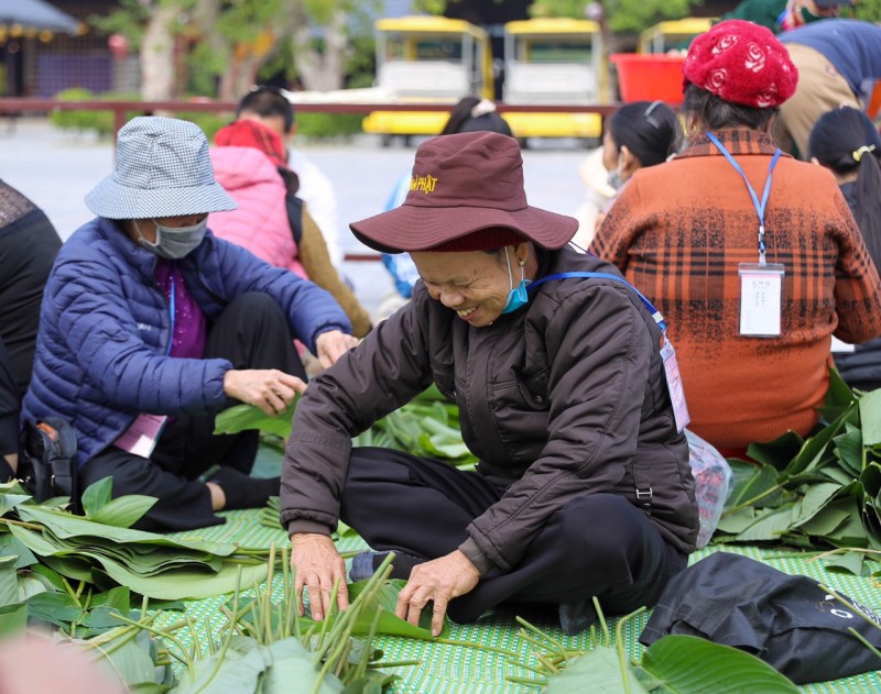  Theo quan niệm xưa trong đón Tết cổ truyền, chiếc bánh chưng Tết thể hiện trời đất giao hòa, nói lên ước mơ của người người, nhà nhà về một năm mới sung túc, an lành, hạnh phúc