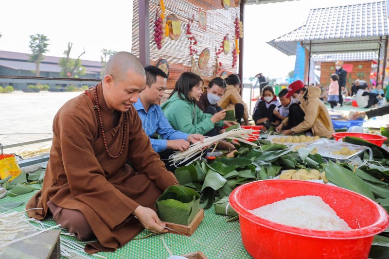  Bánh chưng cũng gắn với đặc điểm từng vùng miền của người Việt, ví như người dân ở miền Nam ưa chuộng bánh chưng dài, người dân miền Bắc ưa thích bánh chưng vuông, người dân miền Trung thích loại bánh tét