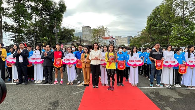 Rộn ràng ngày đua giải Vô địch quốc gia Việt dã leo núi “Chinh phục đỉnh cao Bà Rá” lần thứ 28