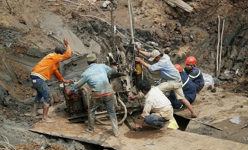 Vụ bé trai mắc kẹt trong cọc bê tông: Hơn 24h nữa mới làm sạch được đất ở khu vực cọc