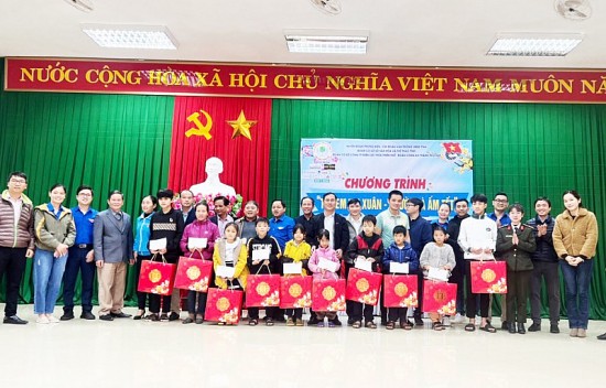 Thừa Thiên Huế: Nhiều hoạt động “Xuân yêu thương” cho người dân vùng xa, biên giới