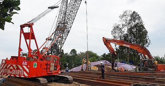 Nhiều thiết bị chuyên dụng được chuyển đến hỗ trợ đưa thi thể cháu bé trong trụ bê tông lên mặt đất