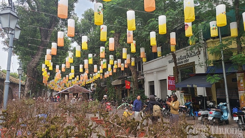 Phố bích họa Phùng Hưng khôi phục vẻ đẹp ban đầu đón Tết Nguyên đán