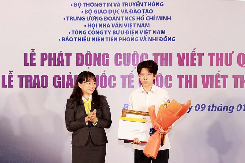 Bà Chu Thị Lan Hương, Phó Tổng giám đốc Tổng công ty Bưu điện Việt Nam đại diện BTC Cuộc thi trao phần thưởng giải Khuyến khích Quốc tế cho em Nguyễn Bình Nguyên