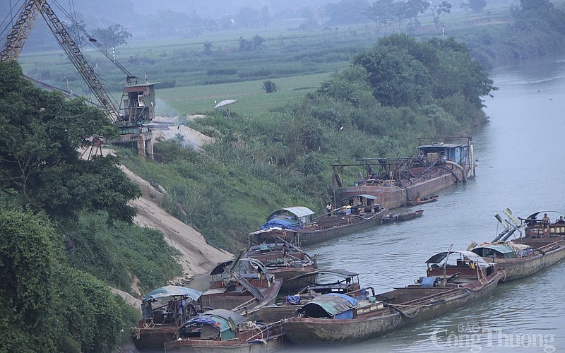 Nghệ An: Phạt, đình chỉ 2 doanh nghiệp khai thác cát vượt mức cho phép