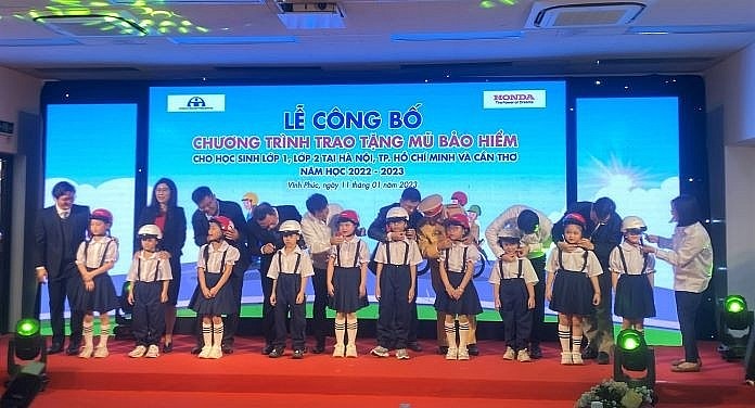 Trao tặng 620.000 mũ bảo hiểm cho học sinh tiểu học năm học 2022-2023