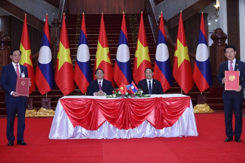 Thủ tướng Phạm Minh Chính và Thủ tướng Lào Sonexay Siphandone chứng kiến lễ ký Bản ghi nhớ về cơ chế tham vấn Ngoại giao kinh tế giữa Bộ Ngoại giao Việt Nam và Bộ ngoại giao Lào