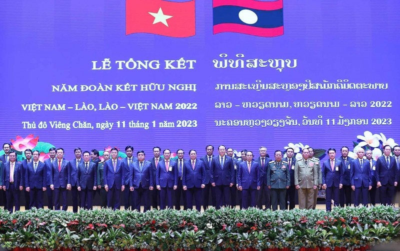 Thủ tướng Phạm Minh Chính và Thủ tướng Lào Sonexay Siphandone cùng các đại biểu tại Lễ tổng kết Năm đoàn kết hữu nghị Việt Nam-Lào, Lào-Việt Nam 2022