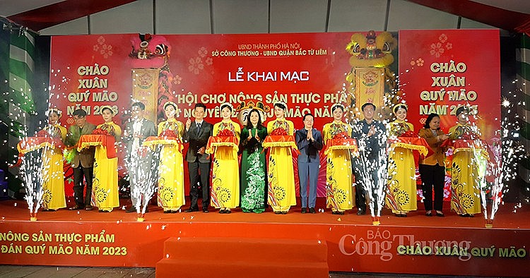 Các đại biểu cắt băng khai mạc Hội chợ