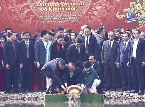 chu tich nuoc nguyen xuan phuc va phu nhan tha ca chep tien ong cong ong tao