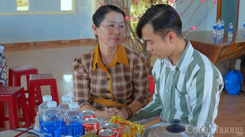 Hai mẹ con bà Đỗ Thị Tuyết và phạm nhân Phạm Thành Trung hạnh phúc nghẹ ngào khi gặp nhau tại bữa cơm tất niên.