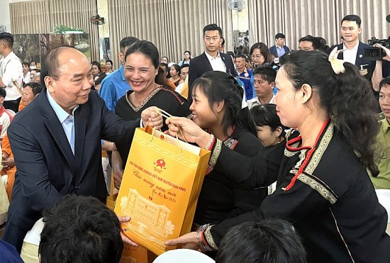 chu tich nuoc nguyen xuan phuc chuc tet can bo chien si bo doi bien phong va cong nhan tinh dak lak