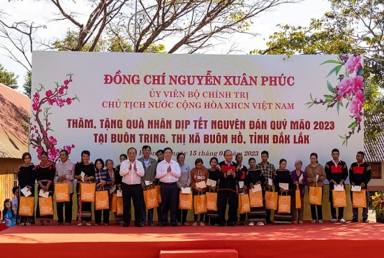 chu tich nuoc nguyen xuan phuc tham chuc tet tai tinh dak lak