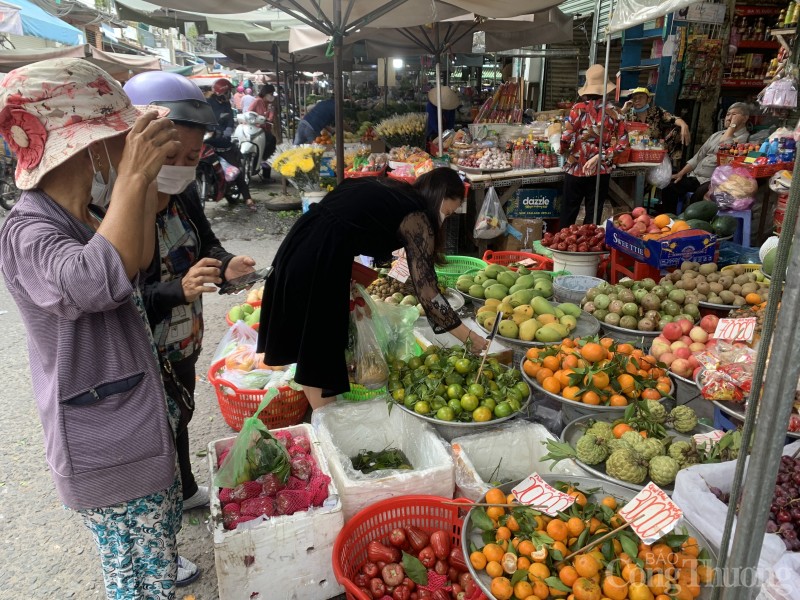 TP. Hồ Chí Minh: Chợ, siêu thị tấp nập người ra vào mua sắm tết