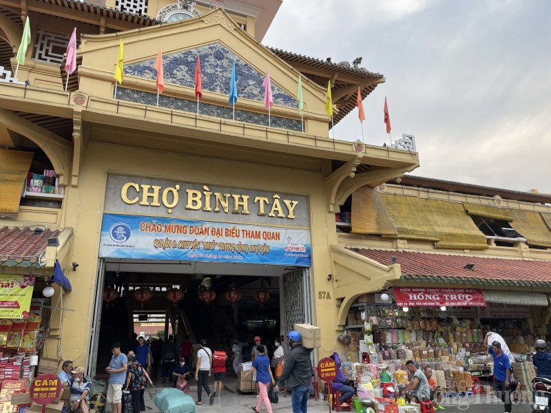 TP. Hồ Chí Minh: Chợ, siêu thị tấp nập người ra vào mua sắm tết