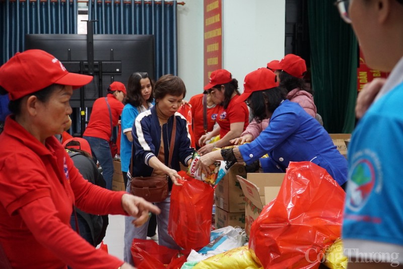 Đà Nẵng: Ấm áp những phần quà cho tiểu thương có hoàn cảnh khó khăn