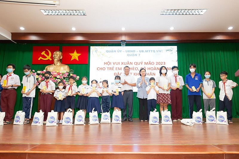 Đại diện Unilever trao quà cho trẻ em khó khăn tại quận 7 - TP. Hồ Chí Minh