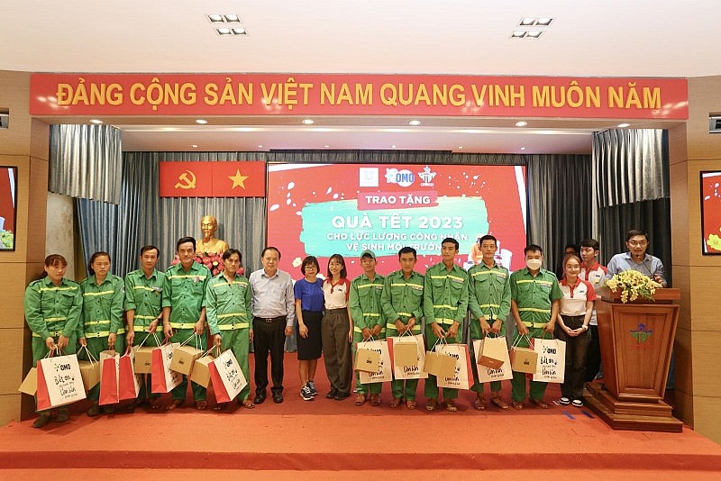 Đại diện Unilever và OMO trao quà cho lực lượng công nhân vệ sinh môi trường