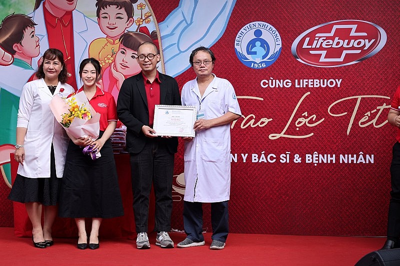 Unilever và Lifebuoy trao quà đến đội ngũ y bác sĩ