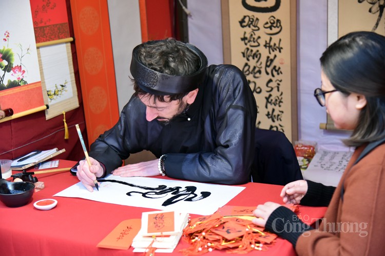 Lạ với ông đồ