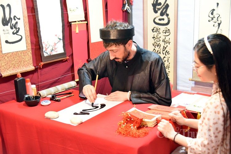 Lạ với ông đồ