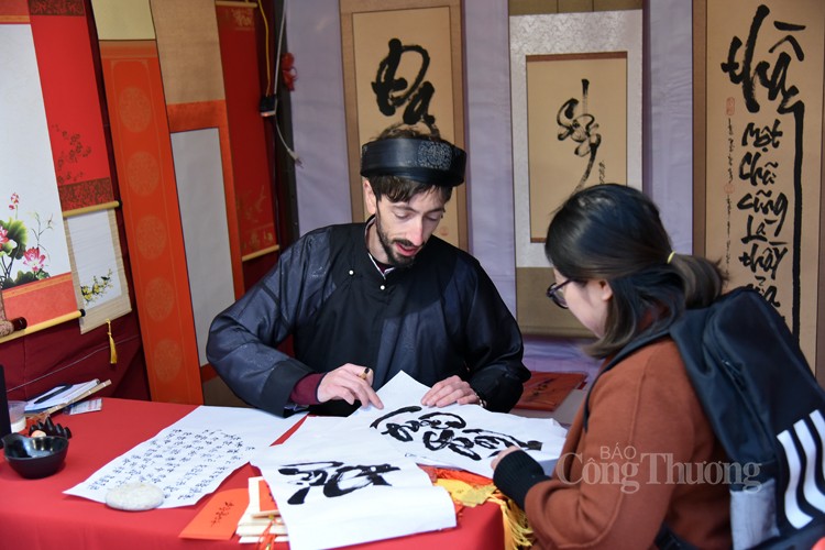 Lạ với ông đồ