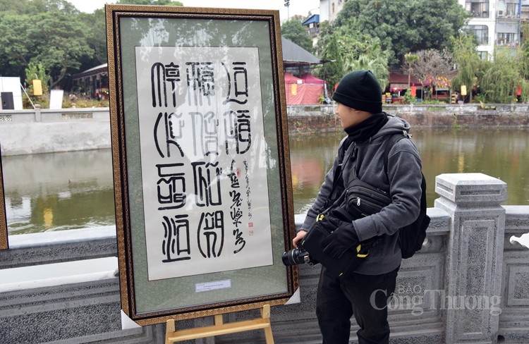 Lạ với ông đồ