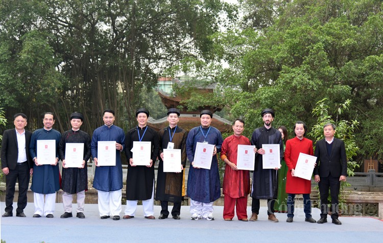 Lạ với ông đồ