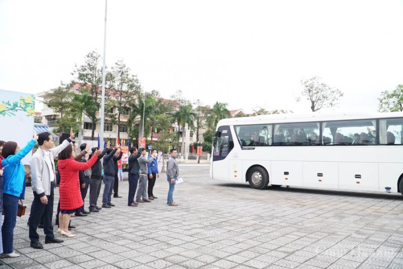 Đà Nẵng: Người lao động về quê đón Tết sum vầy trên chuyến xe công đoàn