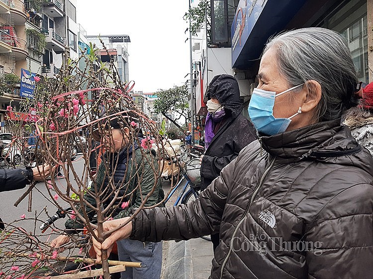 Cành hoa đào có giá 150.000 đồng, mức giá phù hợp với nhiều người tiêu dùng bình dân