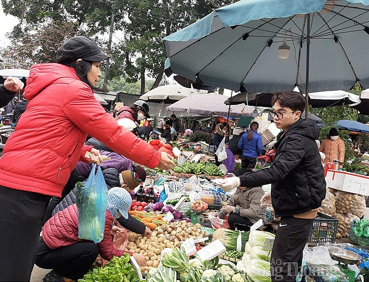 Người tiêu dùng mua rau xanh tại chợ đầu mối phía Nam