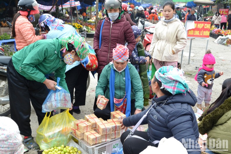 Rộn rã chợ phiên vùng cao ngày Tết ảnh 7