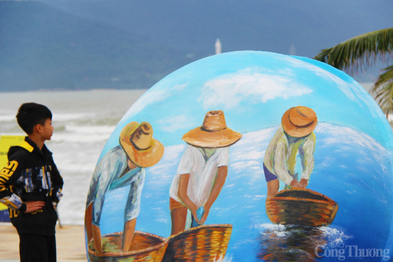 Độc đáo linh vật mèo trên thuyền thúng tại thành phố Đà Nẵng Độc đáo linh vật mèo trên thuyền thúng tại thành phố Đà Nẵng