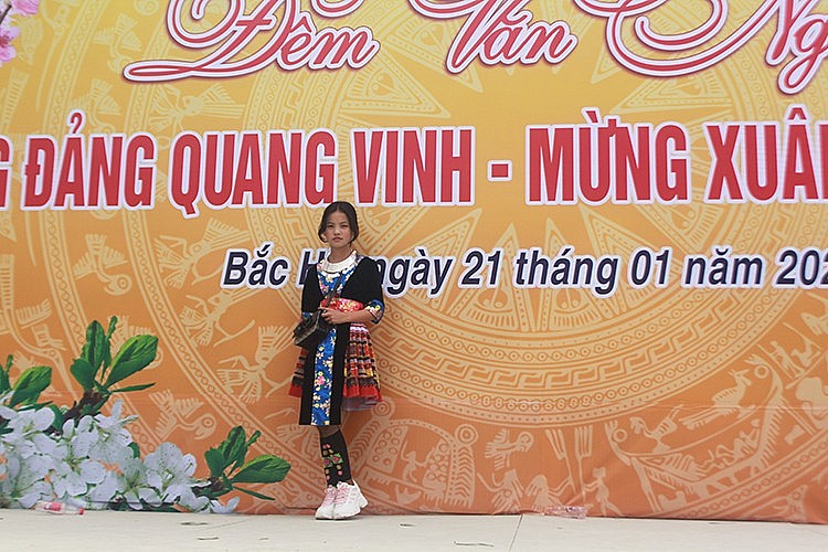 Trai bản, thôn nữ Mông vùng cao Bắc Hà “rồng rắn” xuống phố chơi Tết