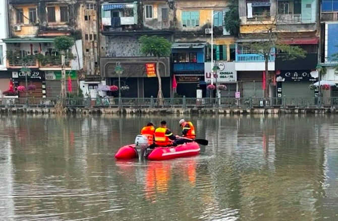 doi nam nu de lai o to nhay song tu tu o hai phong sang mung 2 tet
