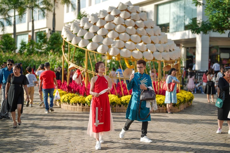 Người dân Sài Gòn nô nức “check-in” đường hoa Tết