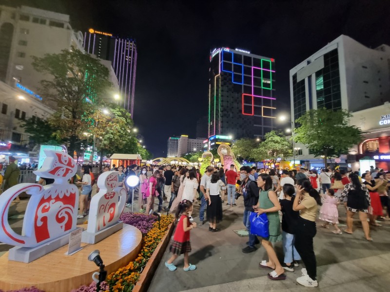 Người dân Sài Gòn nô nức “check-in” đường hoa Tết