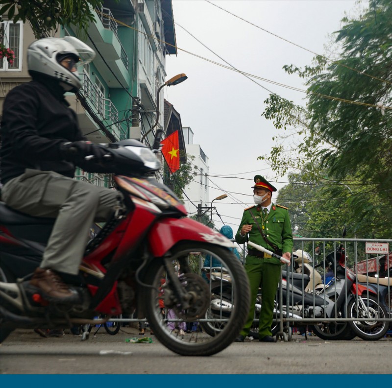 Mùng 4 Tết: Phủ Tây Hồ (Hà Nội) đông kẹt cứng