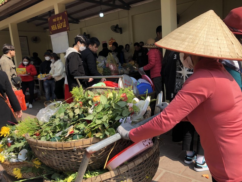 Mùng 4 Tết: Phủ Tây Hồ (Hà Nội) đông kẹt cứng