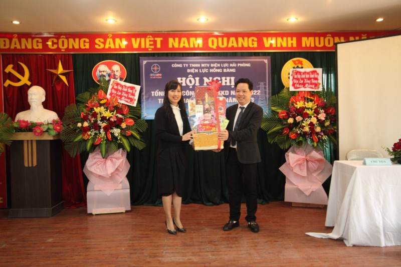 Công đoàn PC Hải Phòng đồng hành với đoàn viên, người lao động đón Xuân Quý Mão 2023